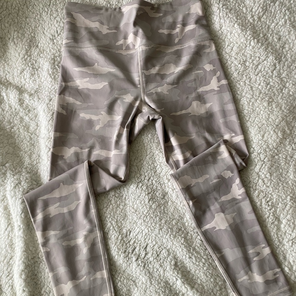 Athleta Elation Camo 7/8 Tight Leggings Women’s Size MT Yoga Activewear, B08